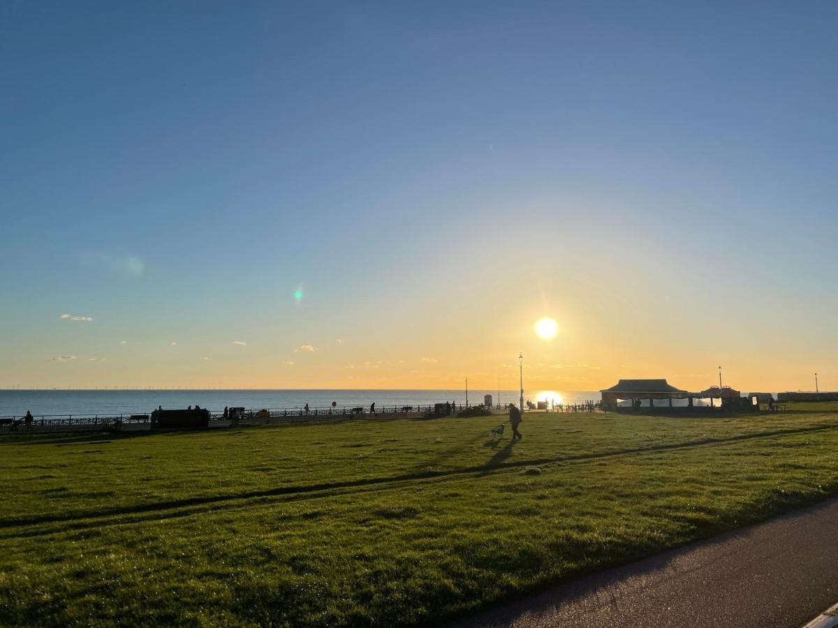 Beautiful, Central, 3 Min Walk From Beach, 2 King Doubles برايتون المظهر الخارجي الصورة